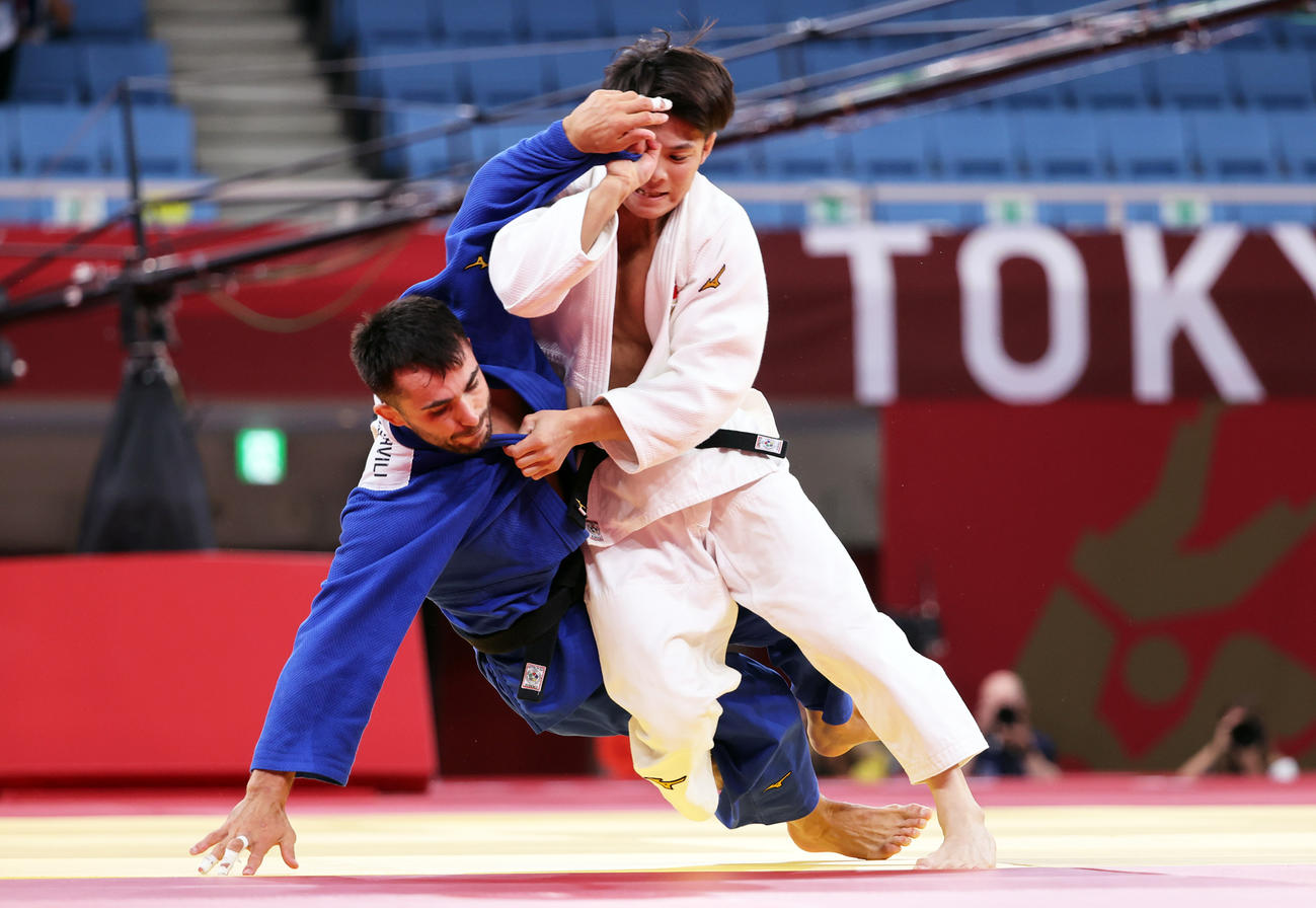 男子66キロ級決勝、マルグベラシビリ（左）から大外刈りで技ありを奪う阿部一二三（撮影・パオロ・ヌッチ）