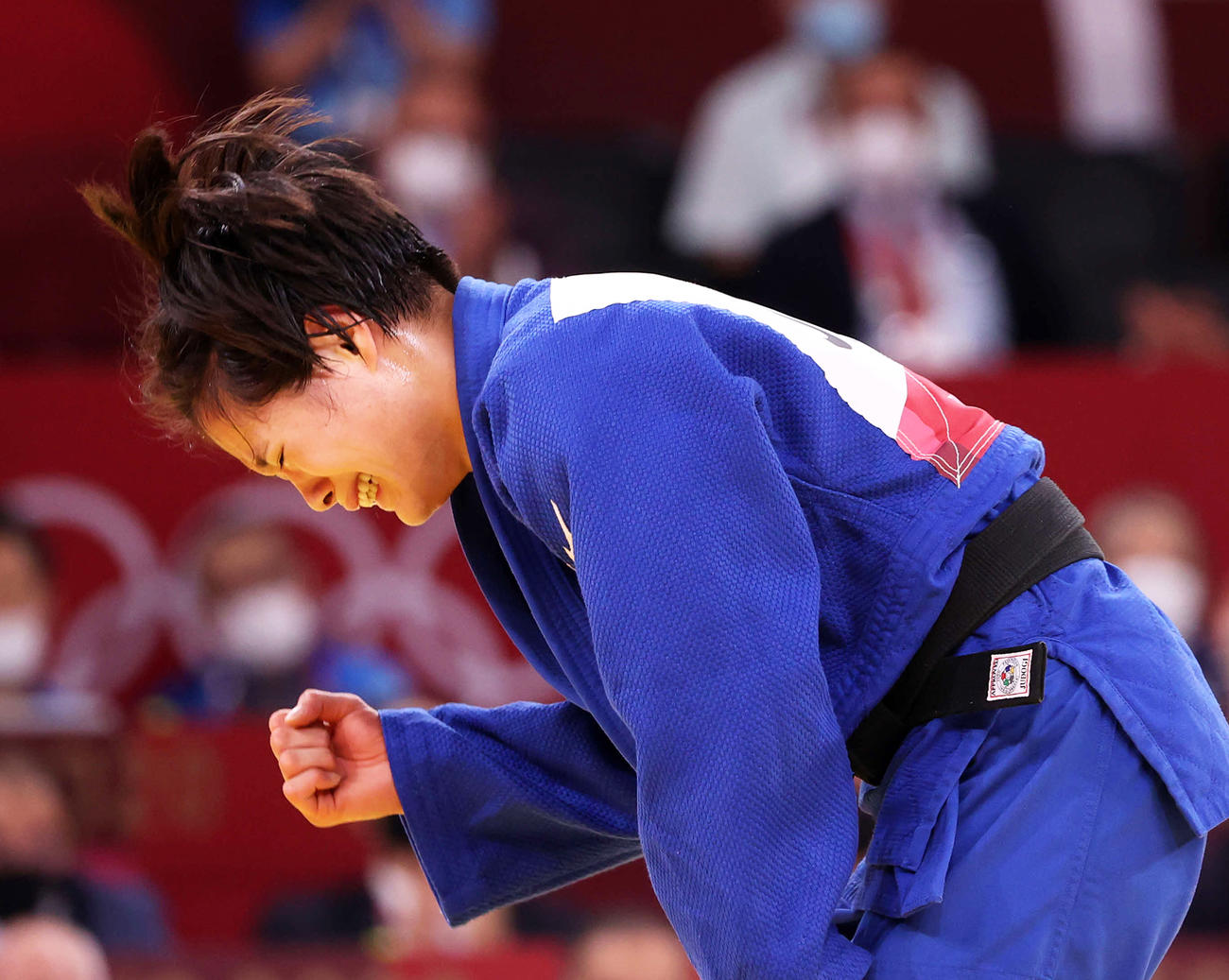 女子52キロ級決勝、ブシャールを破り金メダルを獲得した阿部詩はガッツポーズを見せる（撮影・河野匠）