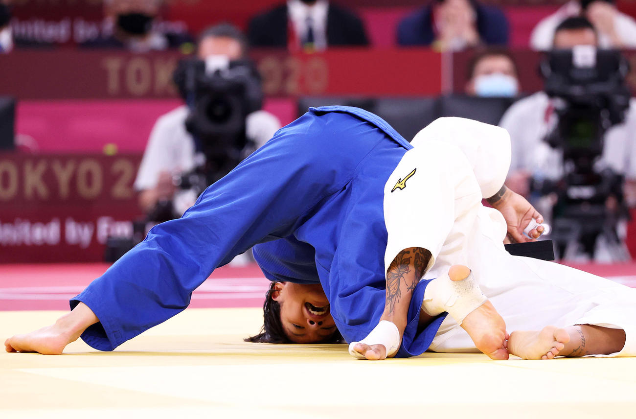 女子52キロ級決勝、ブシャール（右）を崩れけさ固めで押さえ込む阿部詩（撮影・河野匠）