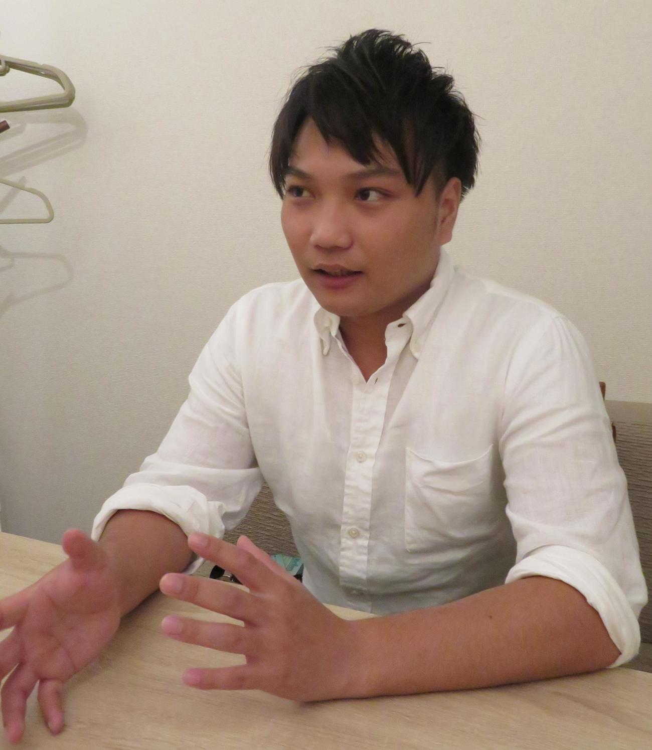 取材に応じる阿部勇一朗さん（撮影・峯岸佑樹）