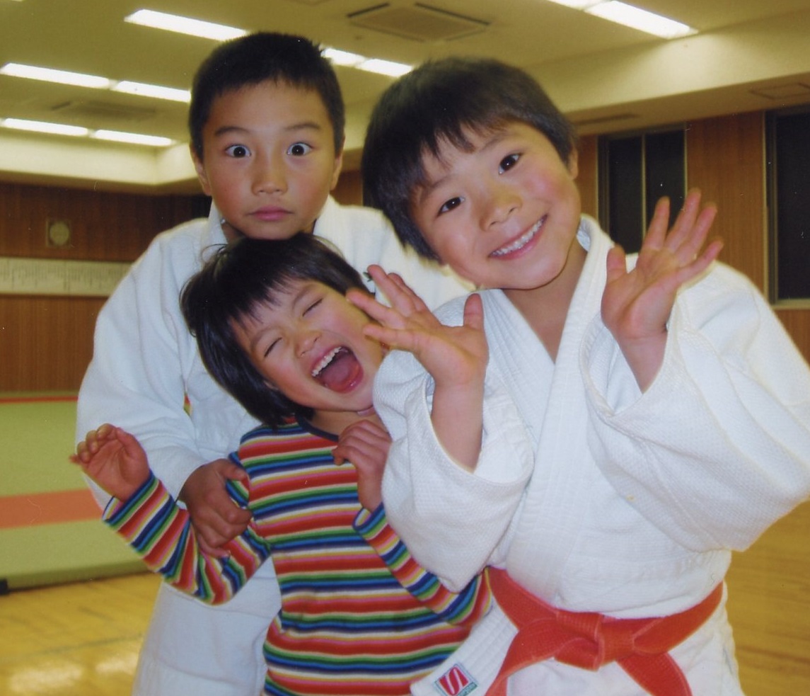 3きょうだいで撮影する、左から阿部勇一朗さん、詩、一二三（ネクステンド提供）