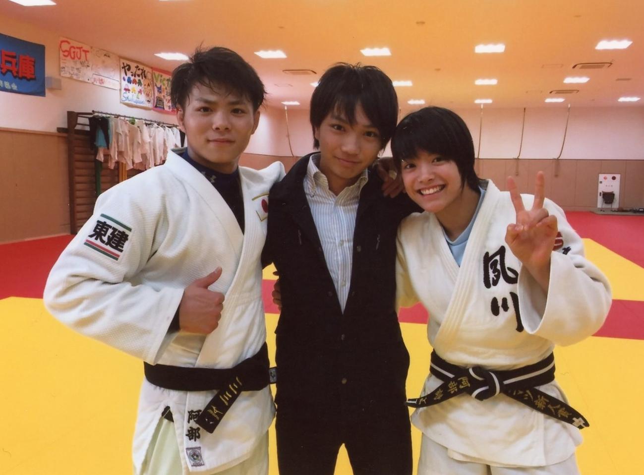 3きょうだいで写真に納まる、左から阿部一二三、勇一朗さん、詩（ネクステンド提供）