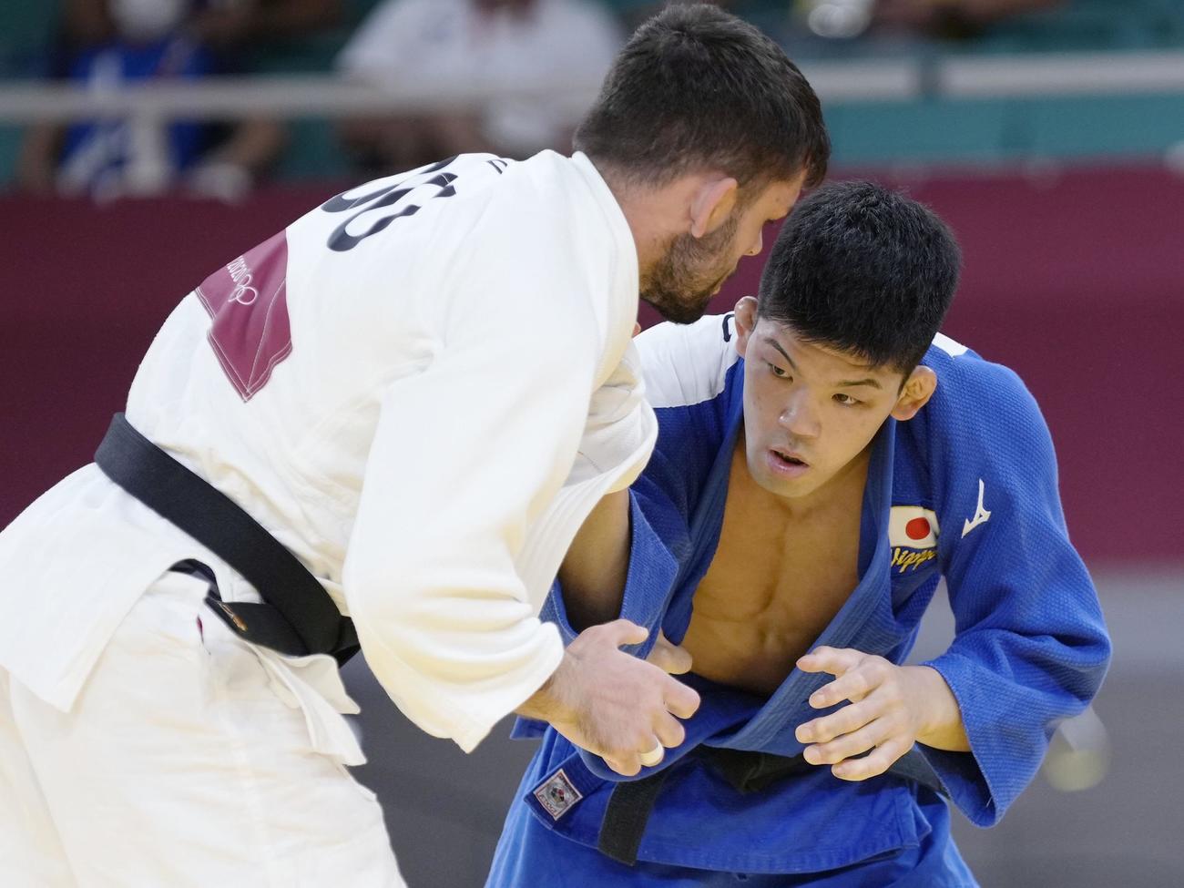 男子73キロ級　初戦の2回戦でルーマニア選手（左）と対戦する大野将平（共同）