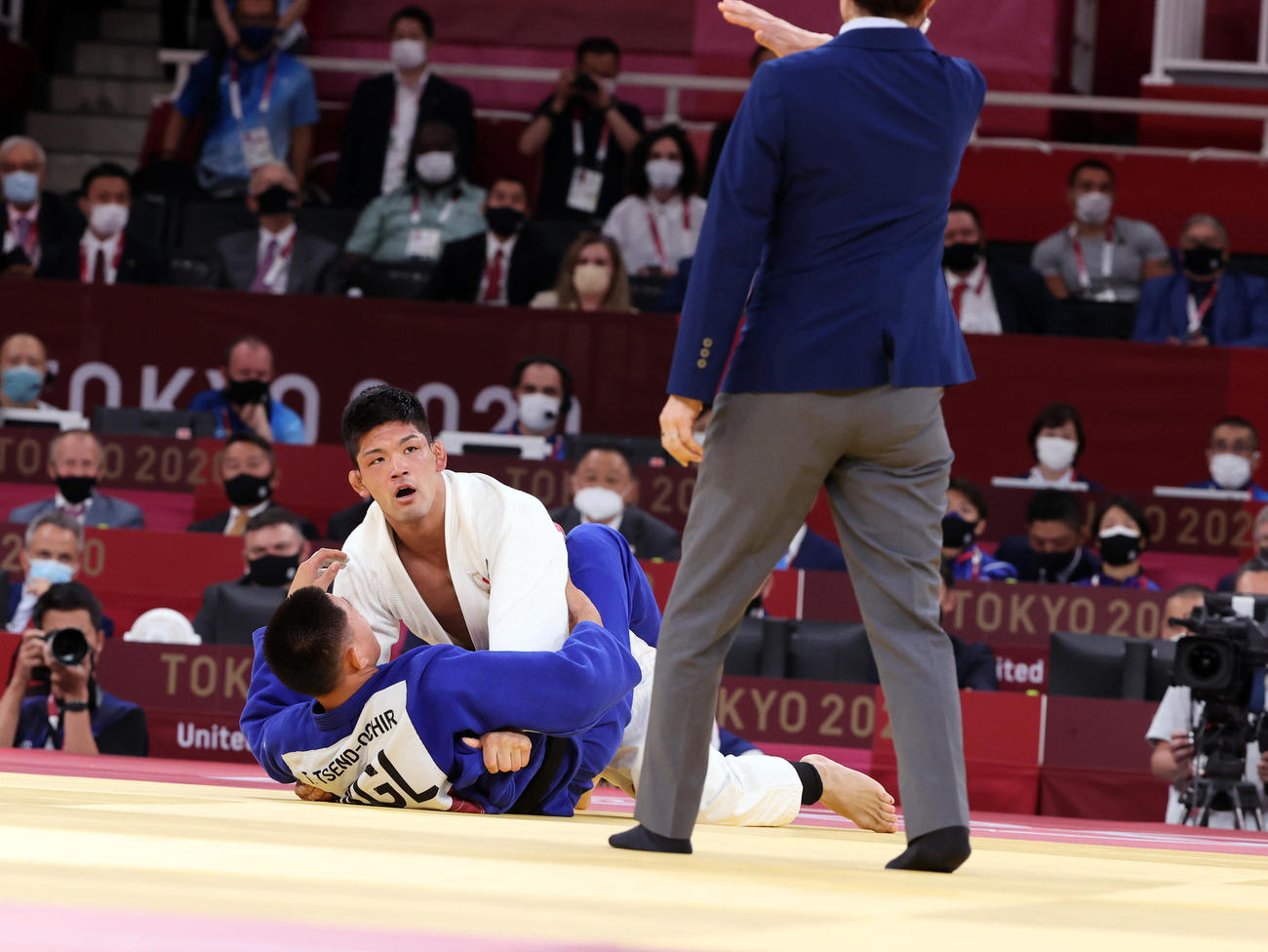 男子73キロ級準決勝　モンゴルのツォグトバータル（左）を小外掛け技ありで破り、決勝進出を決めた大野（撮影・パオロ　ヌッチ）