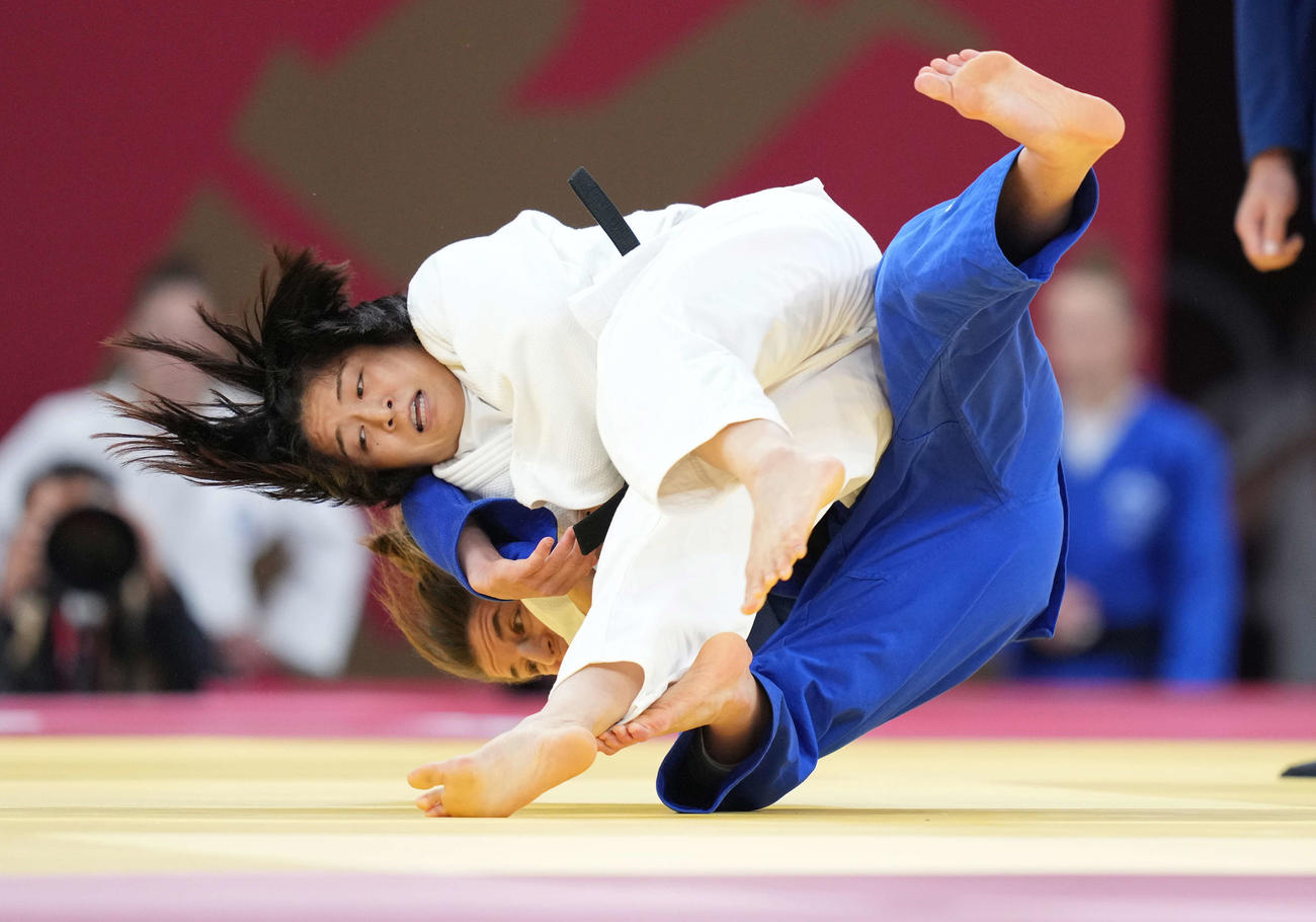 女子57キロ級準々決勝　ティムナ・ネルソンレビから袖釣り込み腰で技ありを奪う芳田（撮影・鈴木みどり）