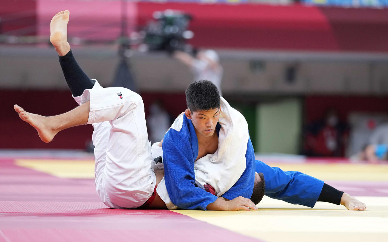 男子73キロ級3回戦　ビラル・チログル（下）に横四方固めで一本勝ちした大野（撮影・鈴木みどり）
