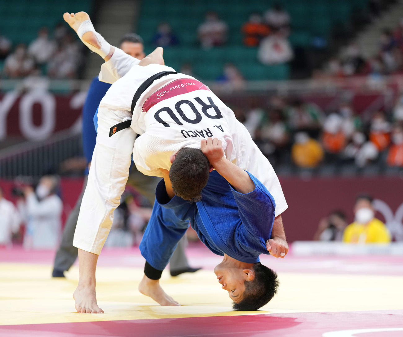 男子73キロ級2回戦　アレクサンドル・ライク（上）に内股で一本勝ちする大野（撮影・鈴木みどり）