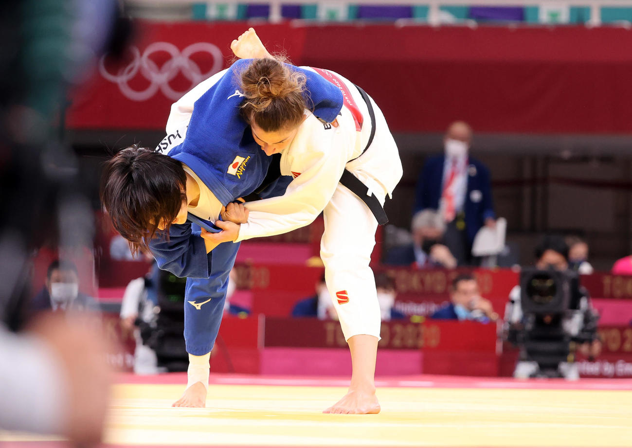 女子57キロ級3位決定戦　ジョージアのリパルテリアニ（右）に内股を仕掛ける芳田（撮影・パオロ　ヌッチ）