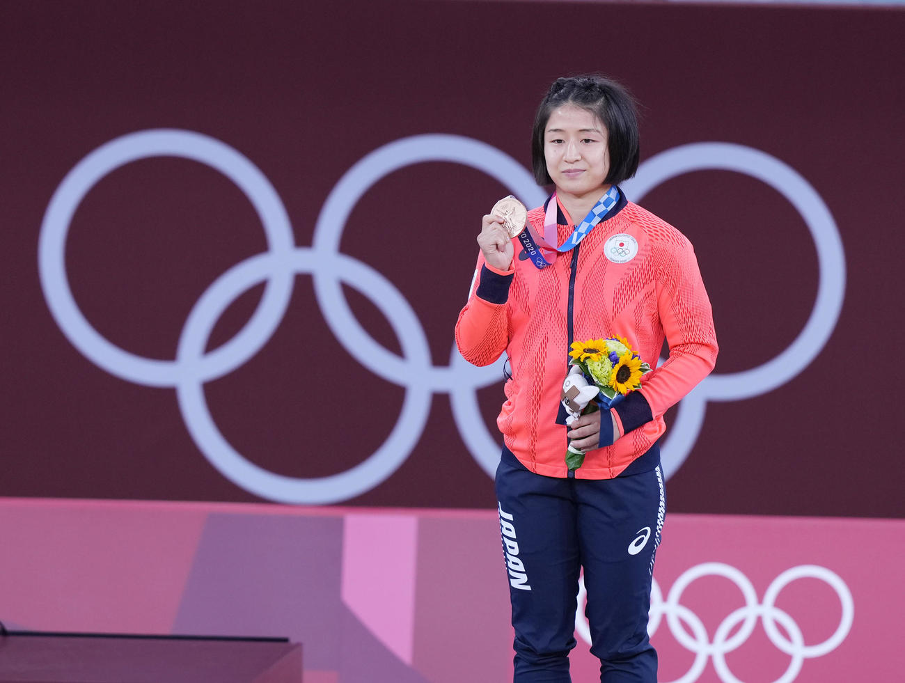 柔道女子57キロ級で3位の芳田は、笑顔で銅メダルを手にする