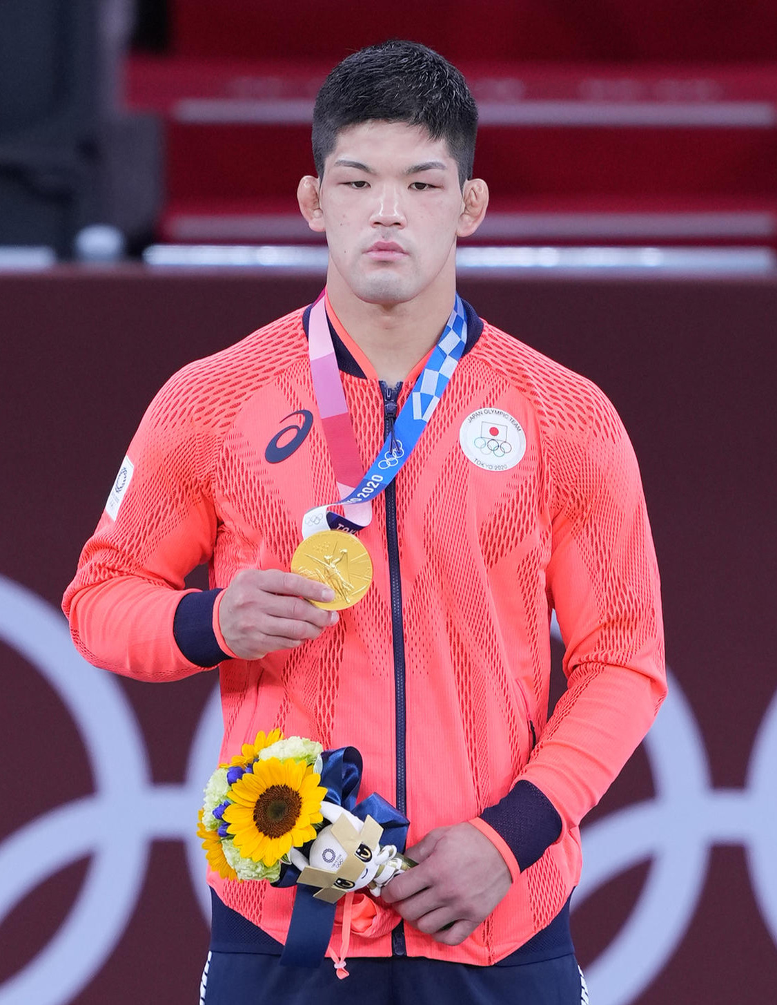 東京五輪　柔道男子73キロ級で優勝し、金メダルを手にする大野