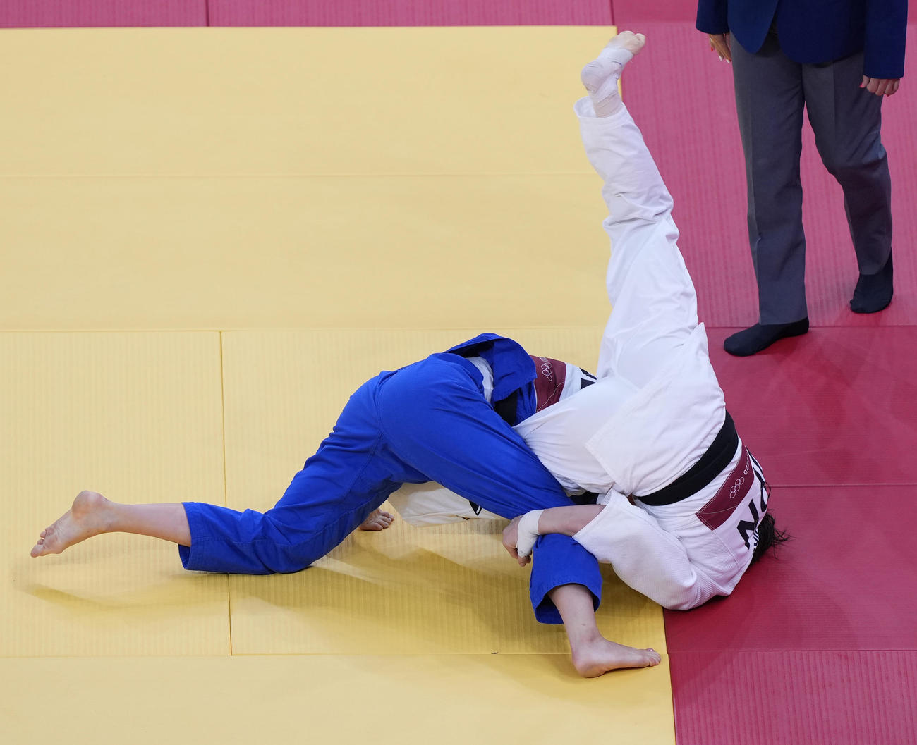 柔道女子63キロ級2回戦でオズドボンブワフ（左）に敗れる田代