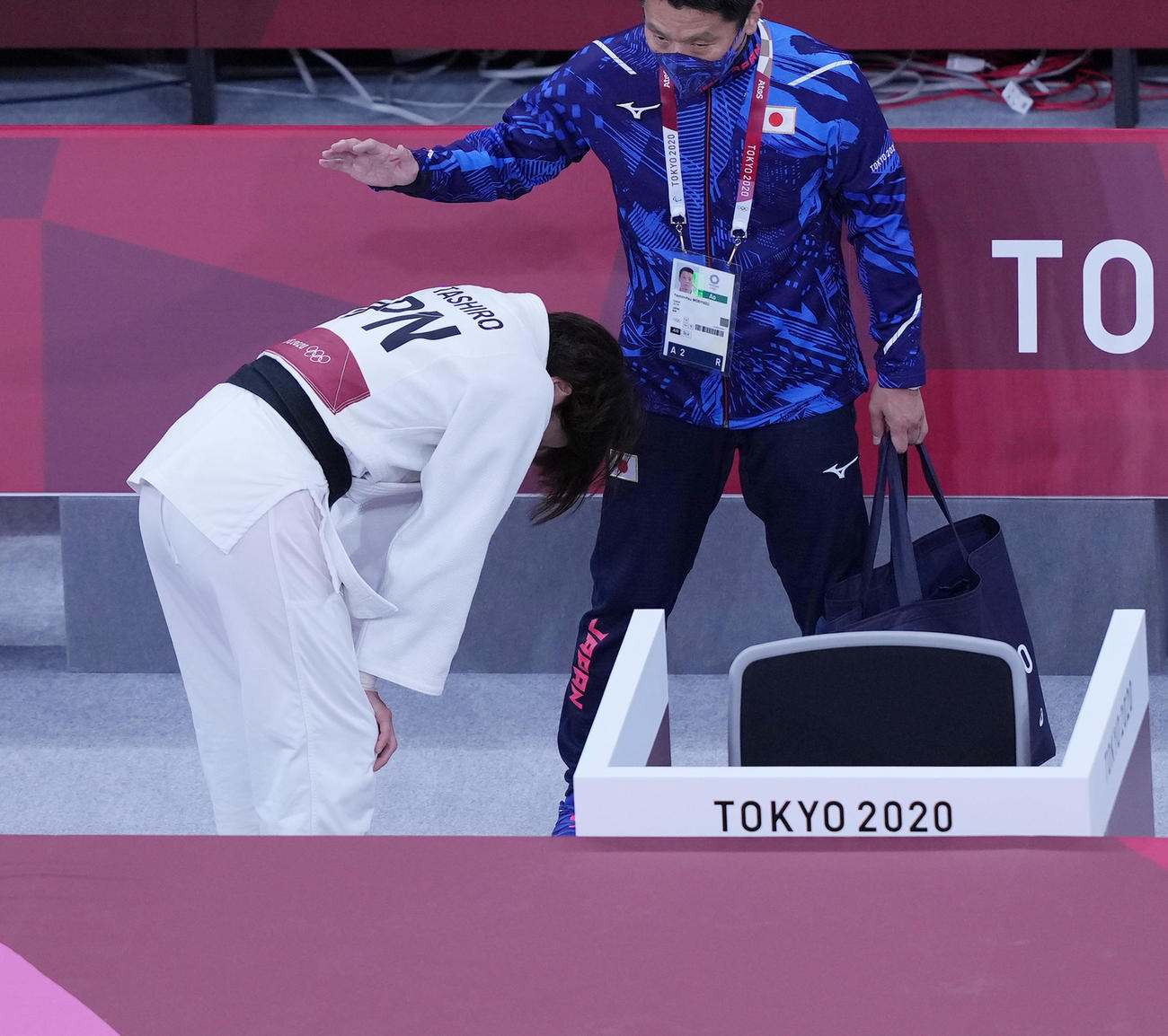 柔道女子63キロ級2回戦で敗退し、うなだれる田代