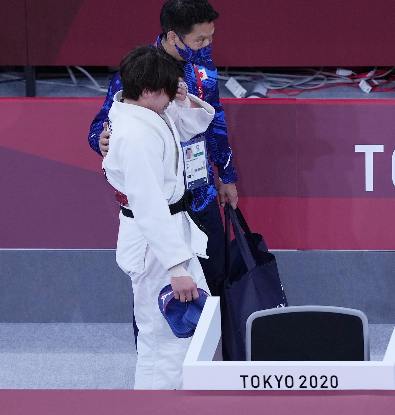 柔道女子63キキロ級2回戦で敗退し、涙を拭う田代