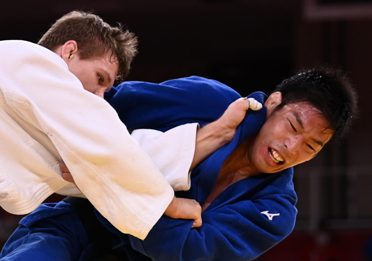 男子81キロ級準決勝でカス（左）を破り、決勝進出を決めた永瀬貴規（ロイター）