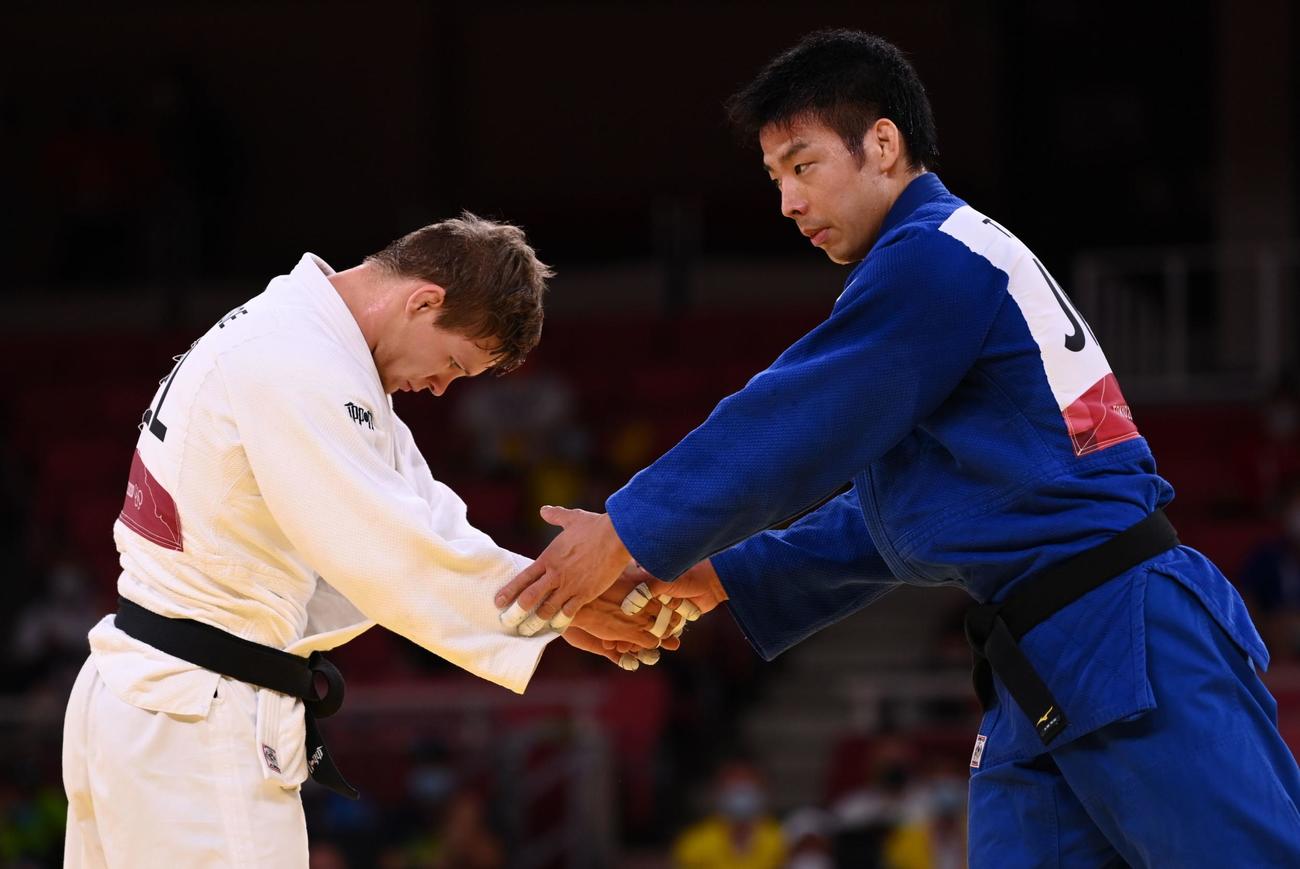 男子81キロ級で決勝進出を決めた永瀬（右）は対戦したカスと健闘を称え合う（ロイター）