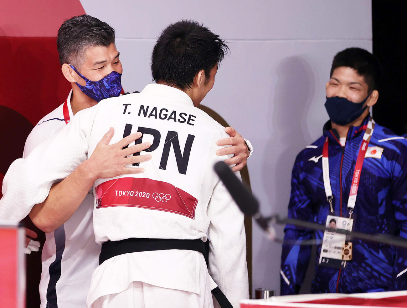 柔道男子81キロ級で金メダルの永瀬（中央）は井上康生監督（左）、大野将平（右）に祝福される（撮影・パオロ・ヌッチ）
