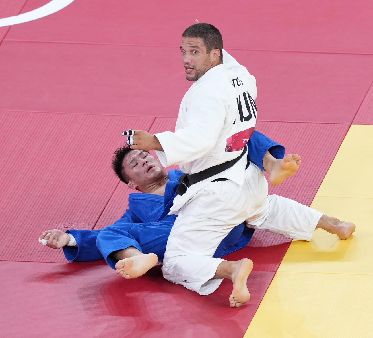 柔道男子90キロ級3回戦でトート（右）に大内刈りを決められ、敗退する向