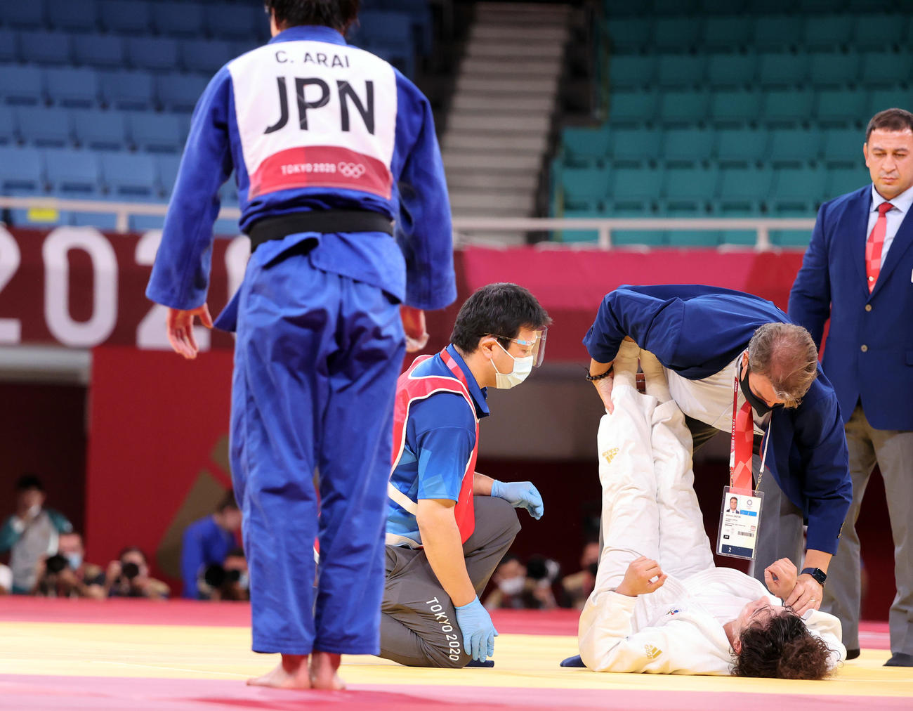 女子70キロ級準決勝　新井（手前）に絞め落とされたタイマゾワは手当を受ける（撮影・パオロ　ヌッチ）