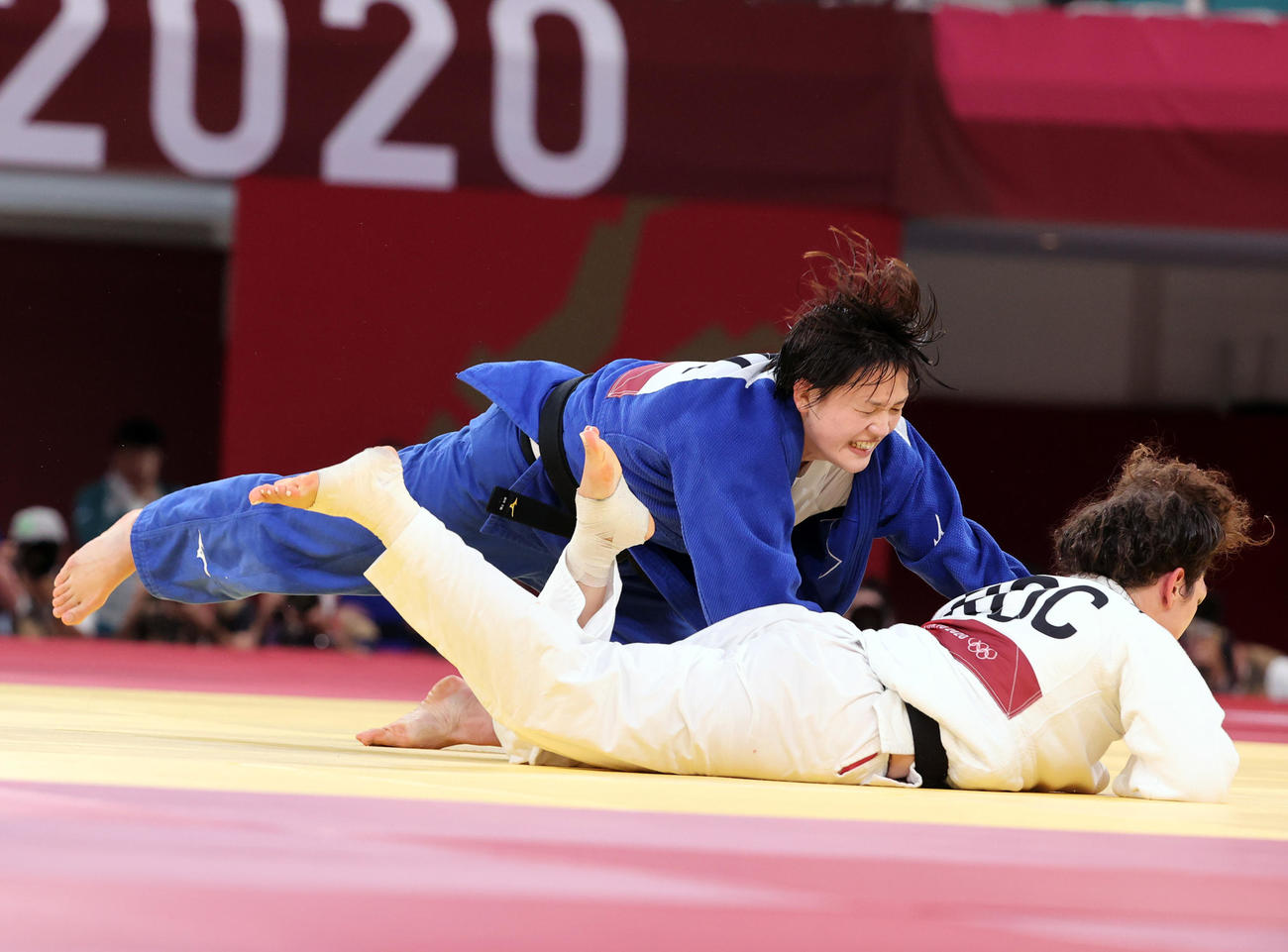 女子70キロ級準決勝　新井はタイマゾワを攻め立てる（撮影・パオロ　ヌッチ）