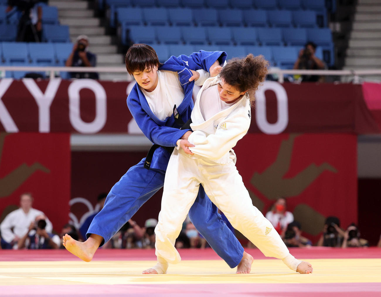 女子70キロ級準決勝　新井はタイマゾワの攻めに耐える（撮影・パオロ　ヌッチ）