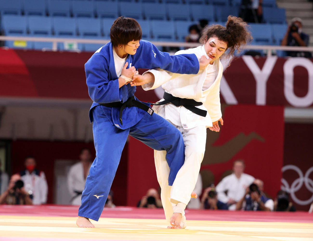女子70キロ級準決勝　新井はタイマゾワの体勢を崩しにかかる（撮影・パオロ　ヌッチ）