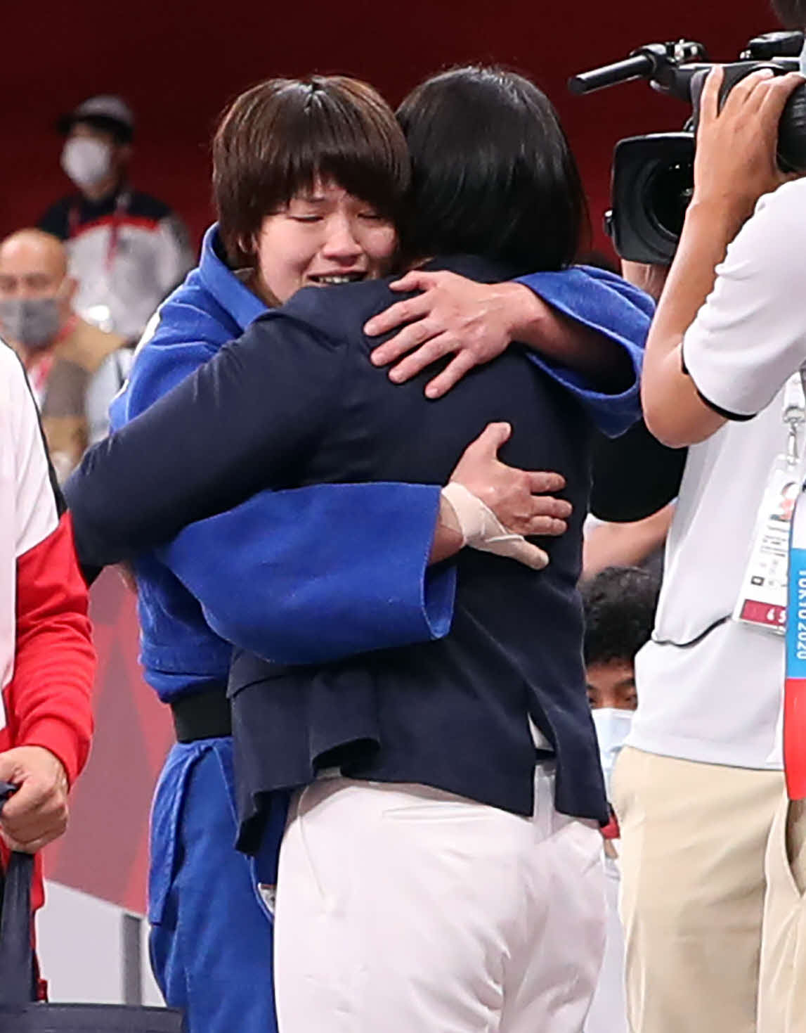 柔道女子70キロ級決勝　金メダルを獲得した新井（左）は上野コーチと抱き合って喜ぶ（撮影・パオロ　ヌッチ）