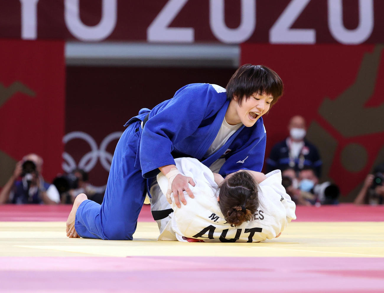 女子70キロ級決勝　女子70キロ級決勝　新井はポレレスを攻め込む（撮影・パオロ　ヌッチ）