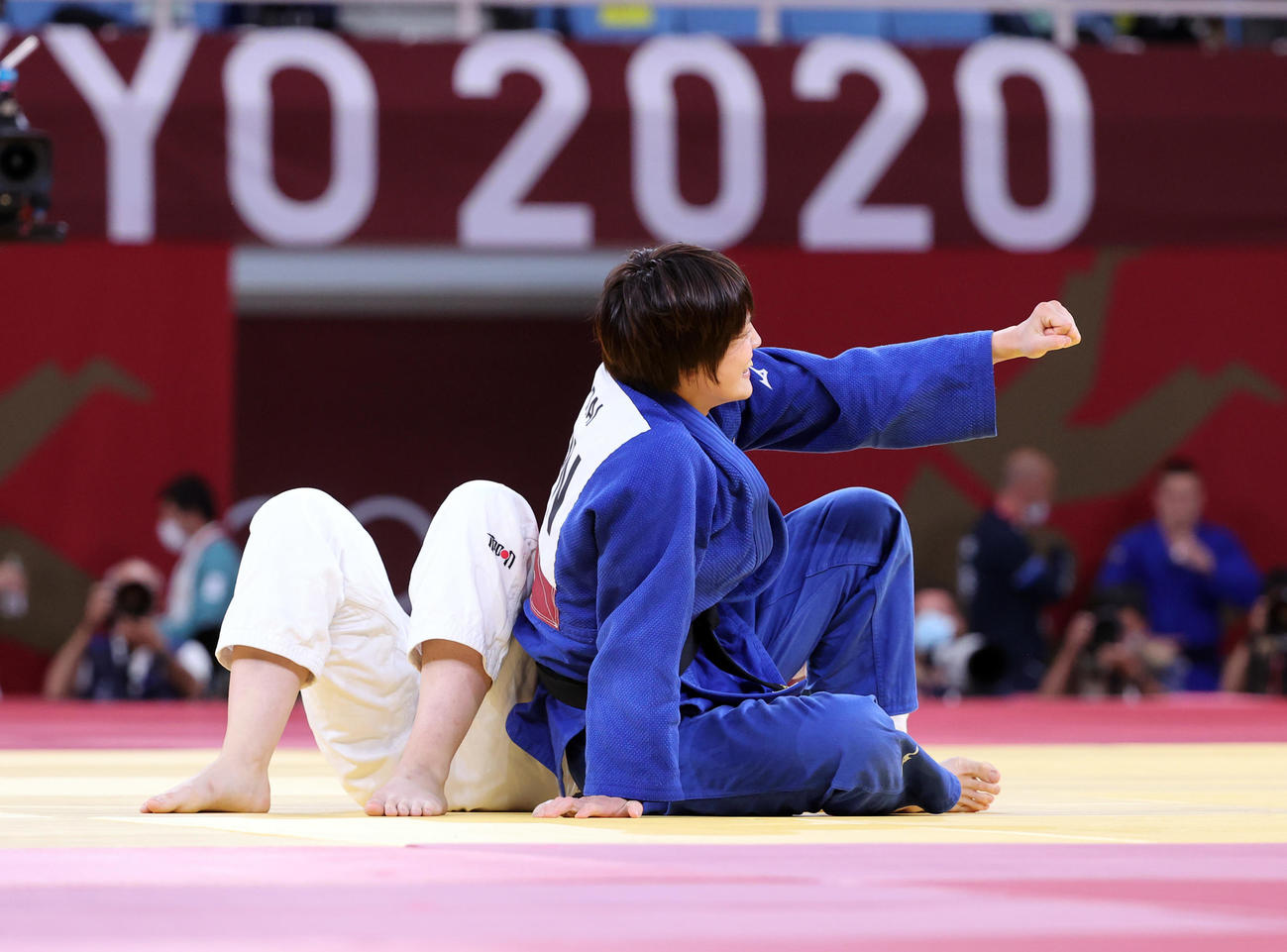 女子70キロ級決勝　女子70キロ級決勝　金メダルを獲得してガッツポーズを見せる新井（撮影・パオロ　ヌッチ）