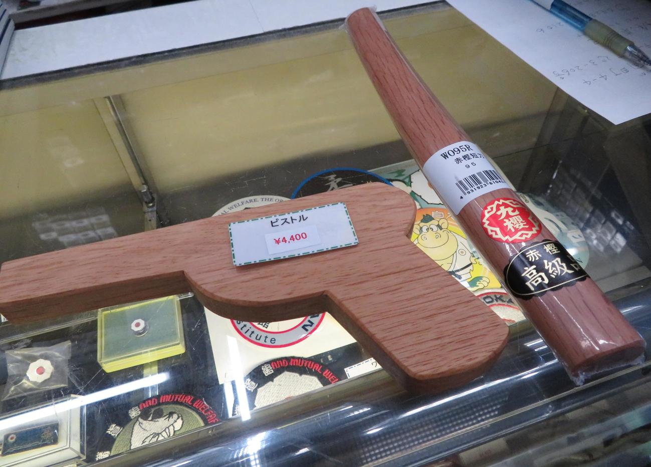 売店で好評の木製ピストル（撮影・峯岸佑樹）