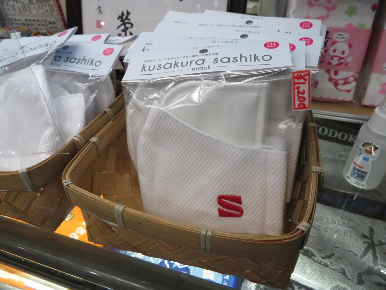 新館1階の売店で一番人気のマスク（撮影・峯岸佑樹）