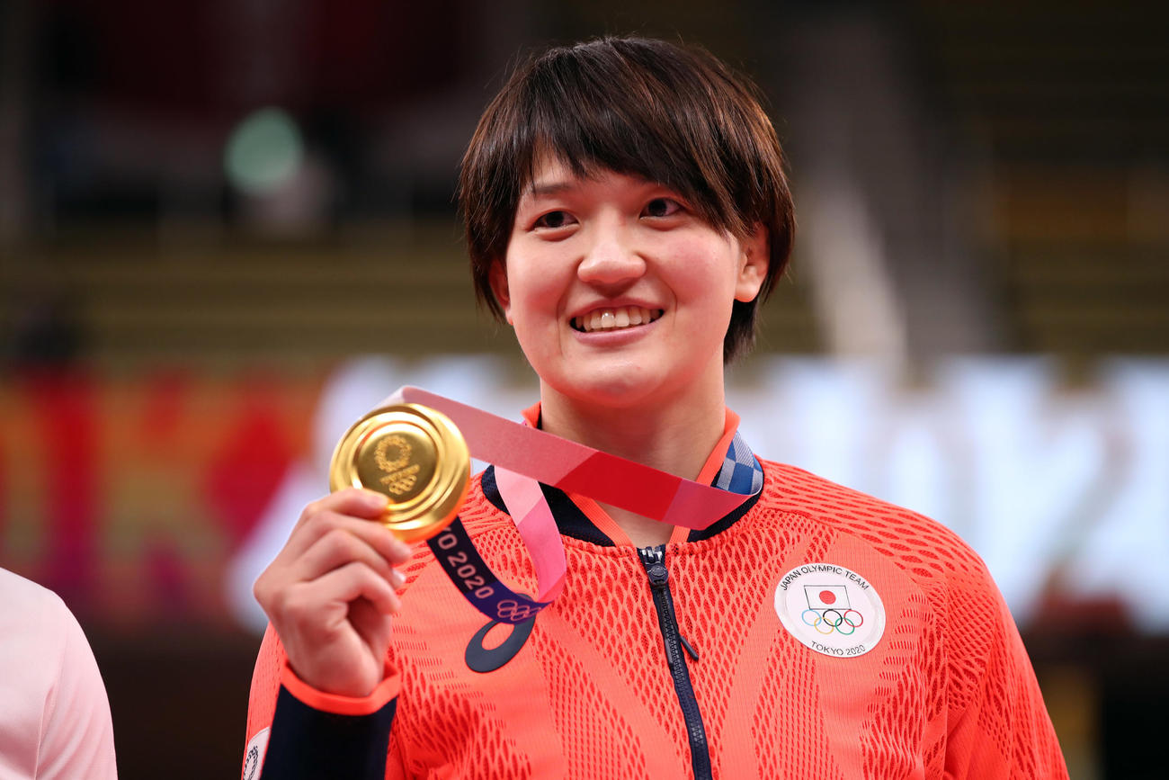 女子70キロ級で金メダルを獲得して笑顔の新井（撮影・パオロ　ヌッチ）