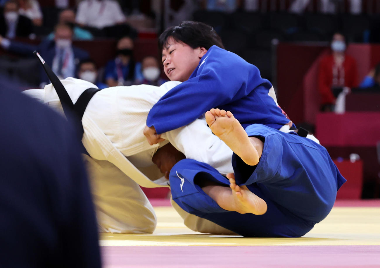 女子78キロ級決勝　フランスのマロンガ（左）を攻め込む浜田（撮影・パオロ　ヌッチ）