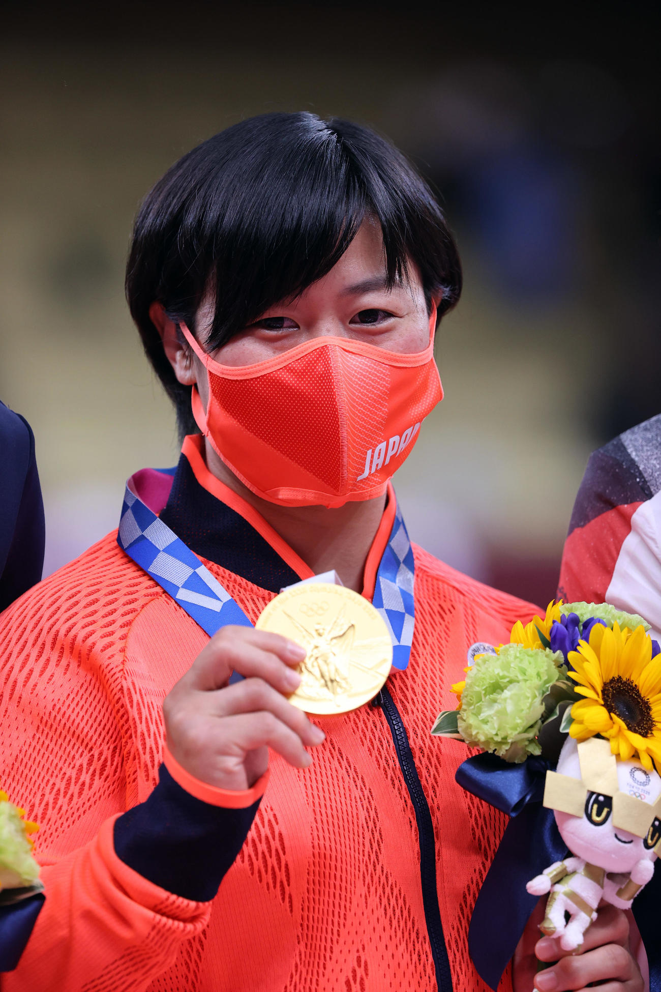 女子78キロ級　表彰式で金メダルを手に笑顔を見せる濱田（撮影・パオロ　ヌッチ）