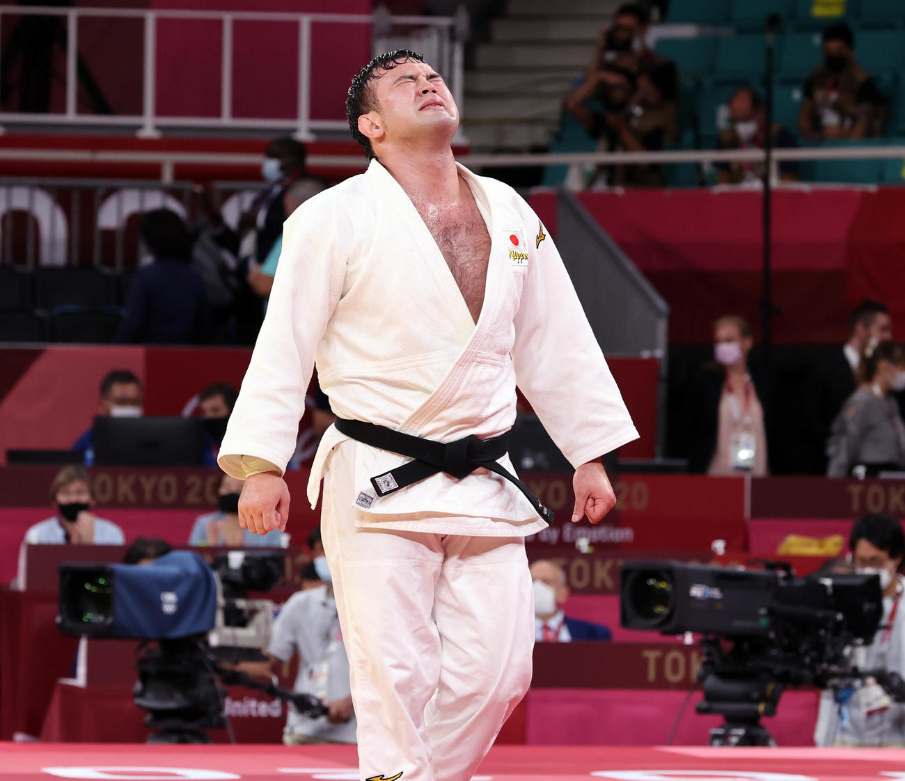 男子100キロ級決勝　韓国の趙に一本勝ちし、感無量の表情のウルフ・アロン（撮影・パオロ　ヌッチ）