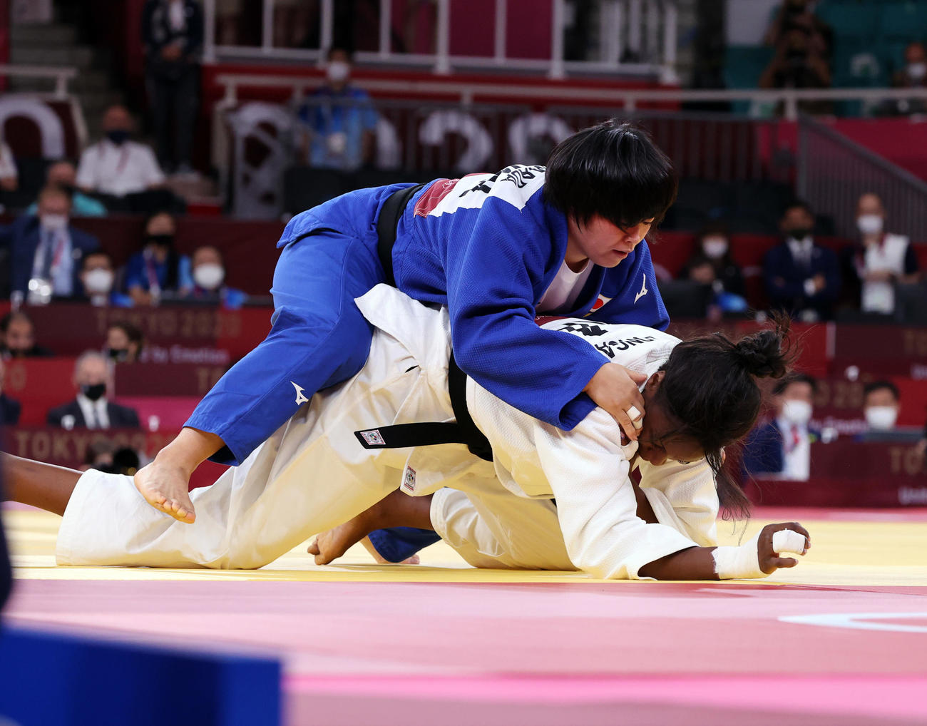 女子78キロ級決勝　フランスのマロンガ（下）を攻め込む濱田（撮影・パオロ　ヌッチ）