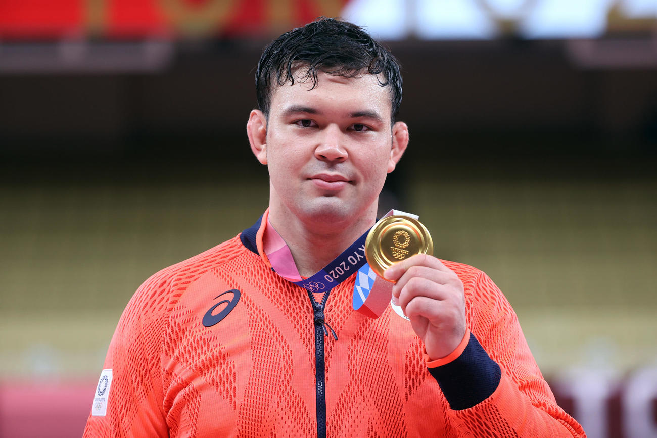 男子100キロ級　表彰式で金メダルを手に記念撮影するウルフ・アロン（撮影・パオロ　ヌッチ）