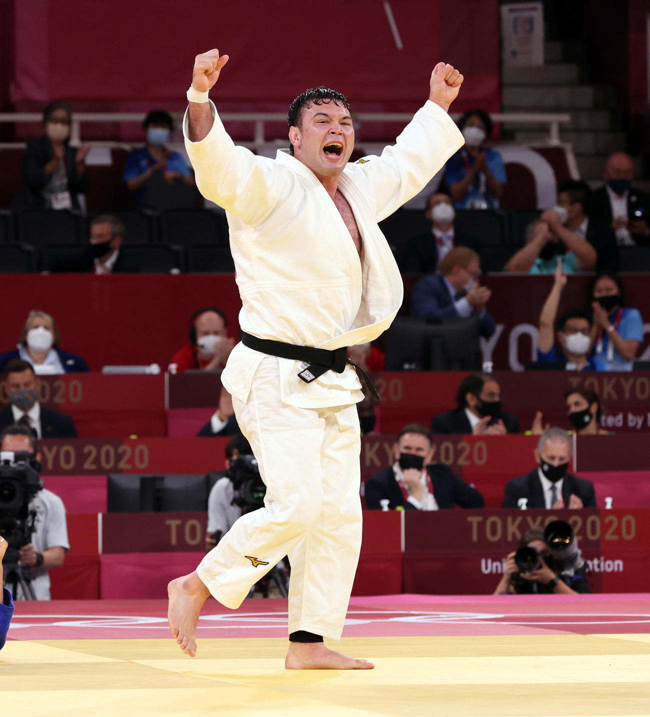 男子100キロ級決勝　韓国の趙に一本勝ちし、雄たけびを上げるウルフ・アロン（撮影・パオロ　ヌッチ）