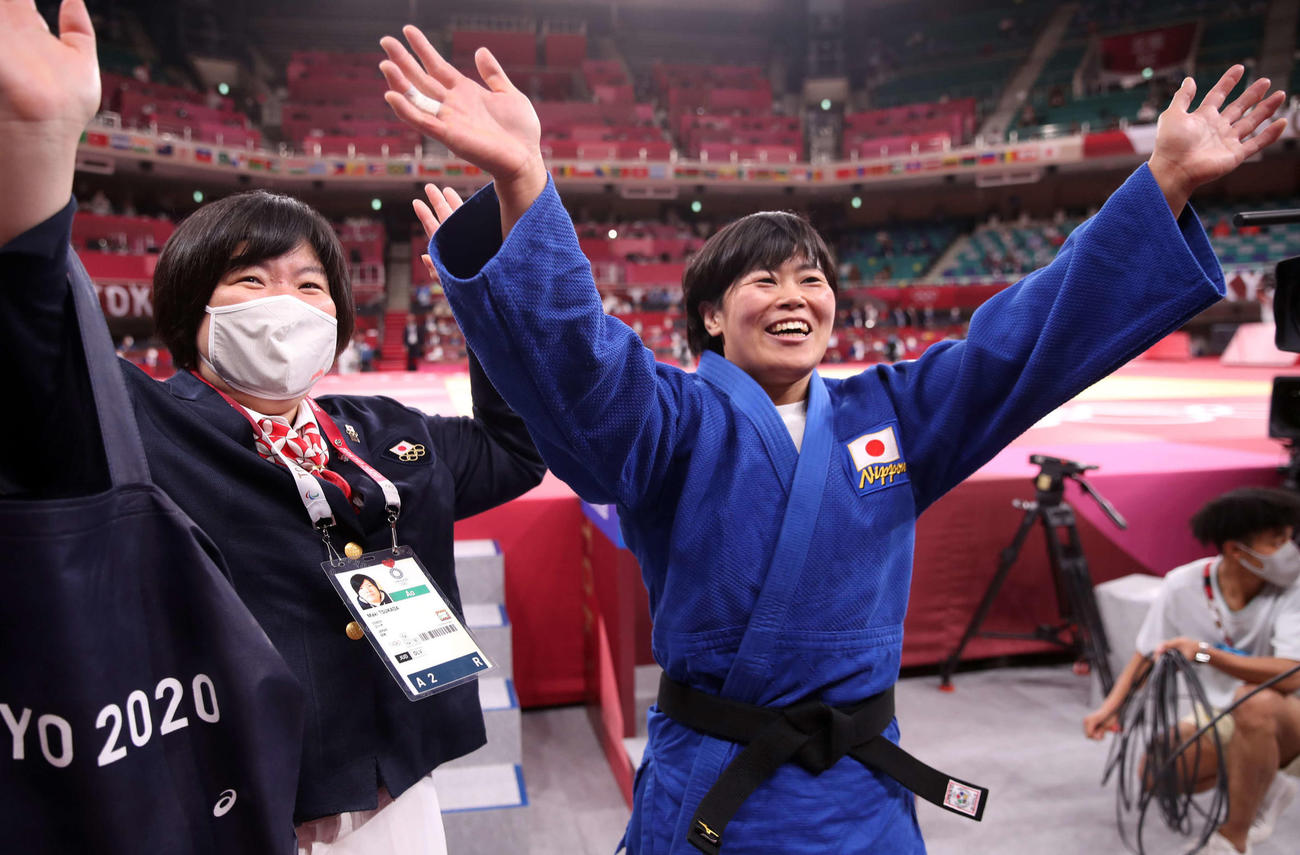 女子78キロ級決勝　金メダルを獲得し塚田コーチ（左）と一緒に笑顔で手を振る浜田（撮影・パオロ　ヌッチ）
