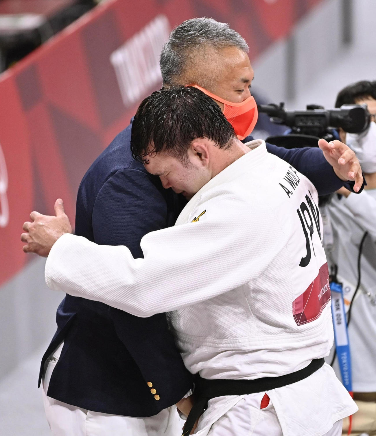 男子100キロ級で優勝し、鈴木桂治コーチに祝福されるウルフ（共同）