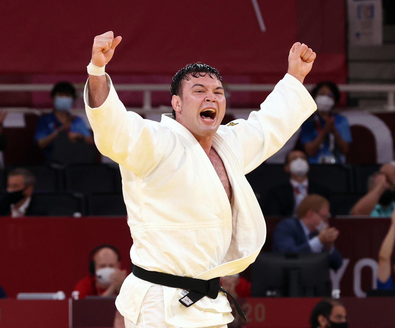 男子100キロ級決勝　韓国の趙に一本勝ちし、雄たけびを上げるウルフ・アロン（撮影・パオロ　ヌッチ）