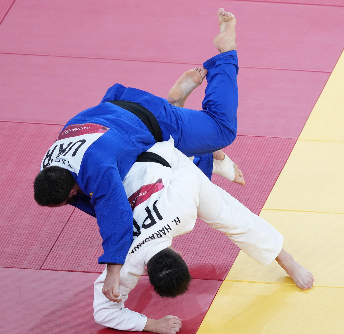 男子柔道100キロ超級準々決勝でハンモ（左）に内股で一本勝ちをする原沢
