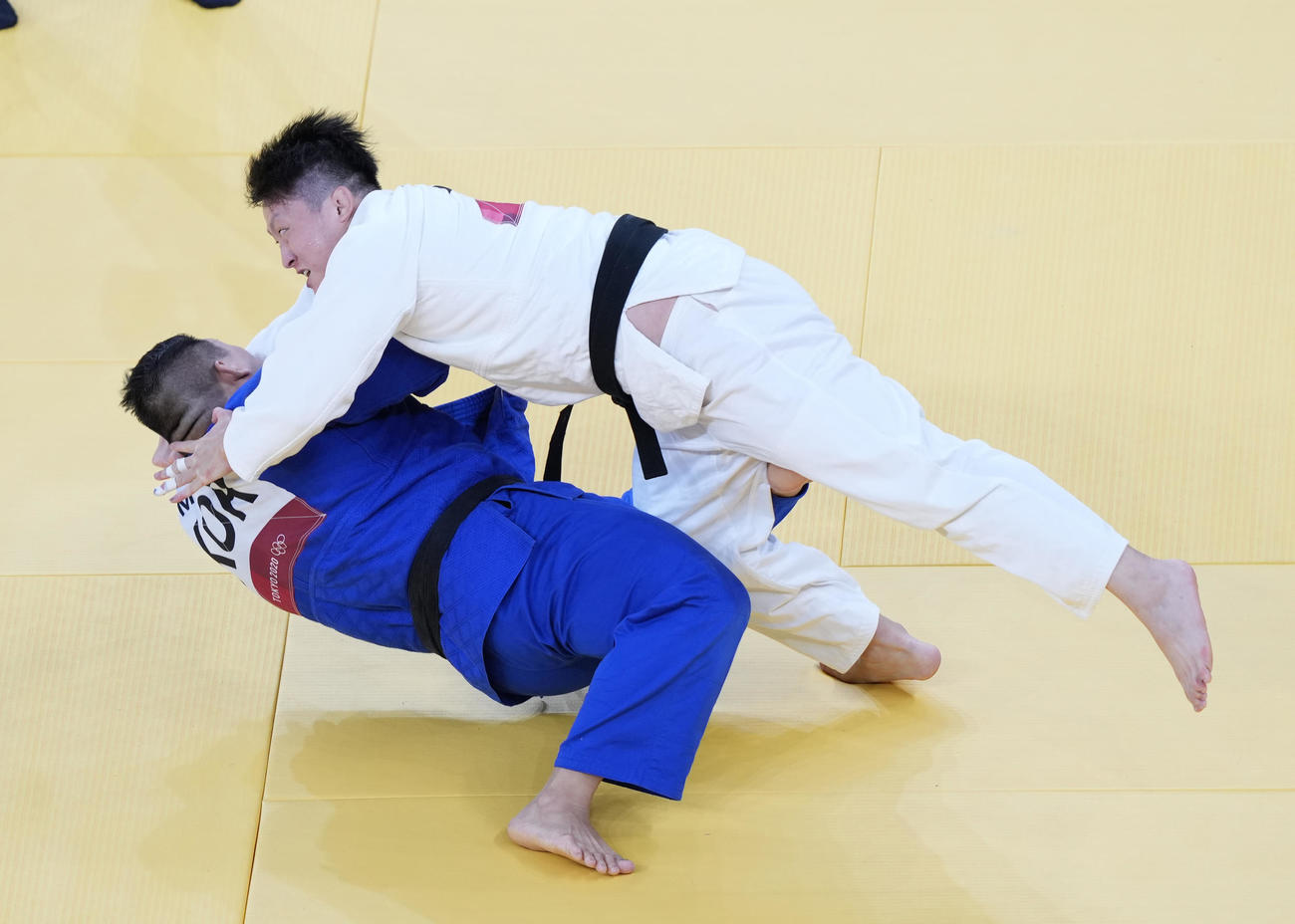 男子柔道100キロ超級2回戦で金（左）に大内刈りを決める原沢