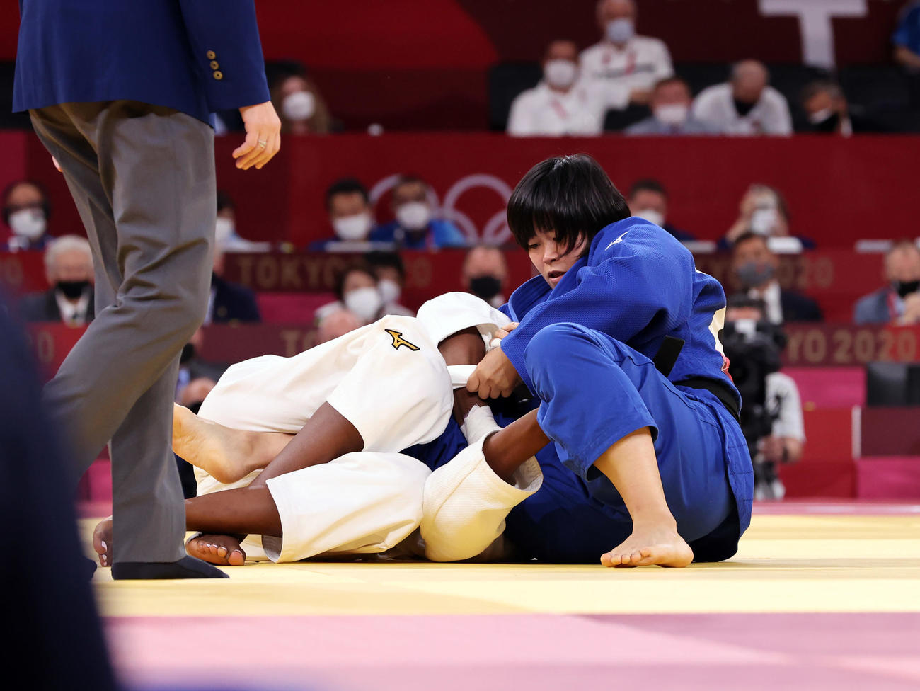 女子78キロ級決勝　フランスのマロンガ（左）を攻め込む浜田（撮影・パオロ　ヌッチ）