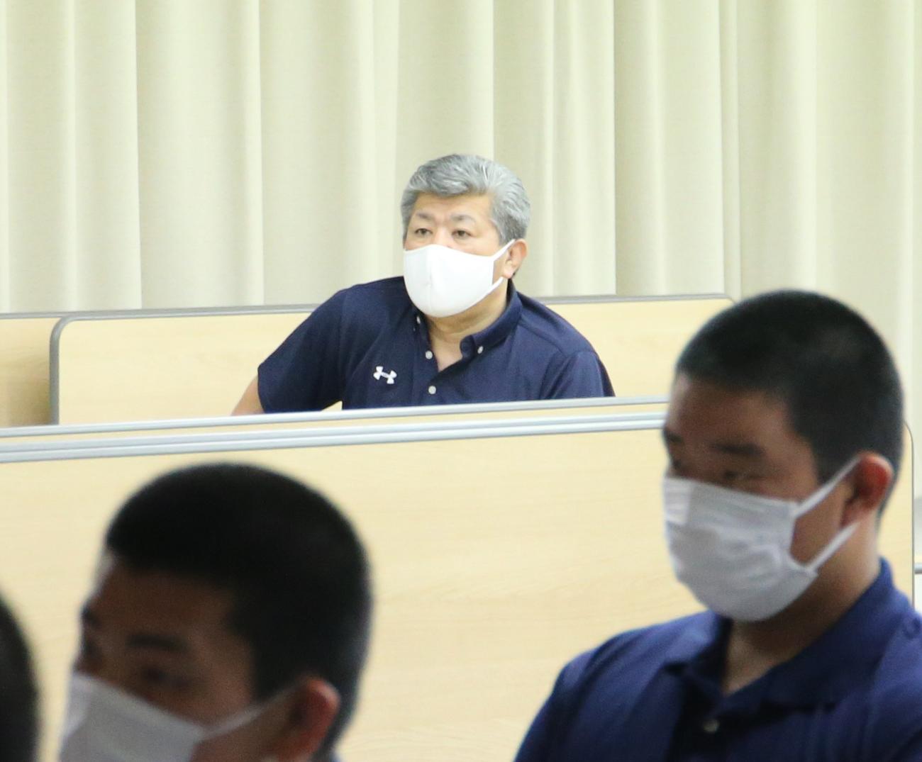 男子100キロ超級の原沢久喜の2回戦を大型スクリーンで観戦する早鞆柔道部の中村充也監督（撮影・菊川光一）