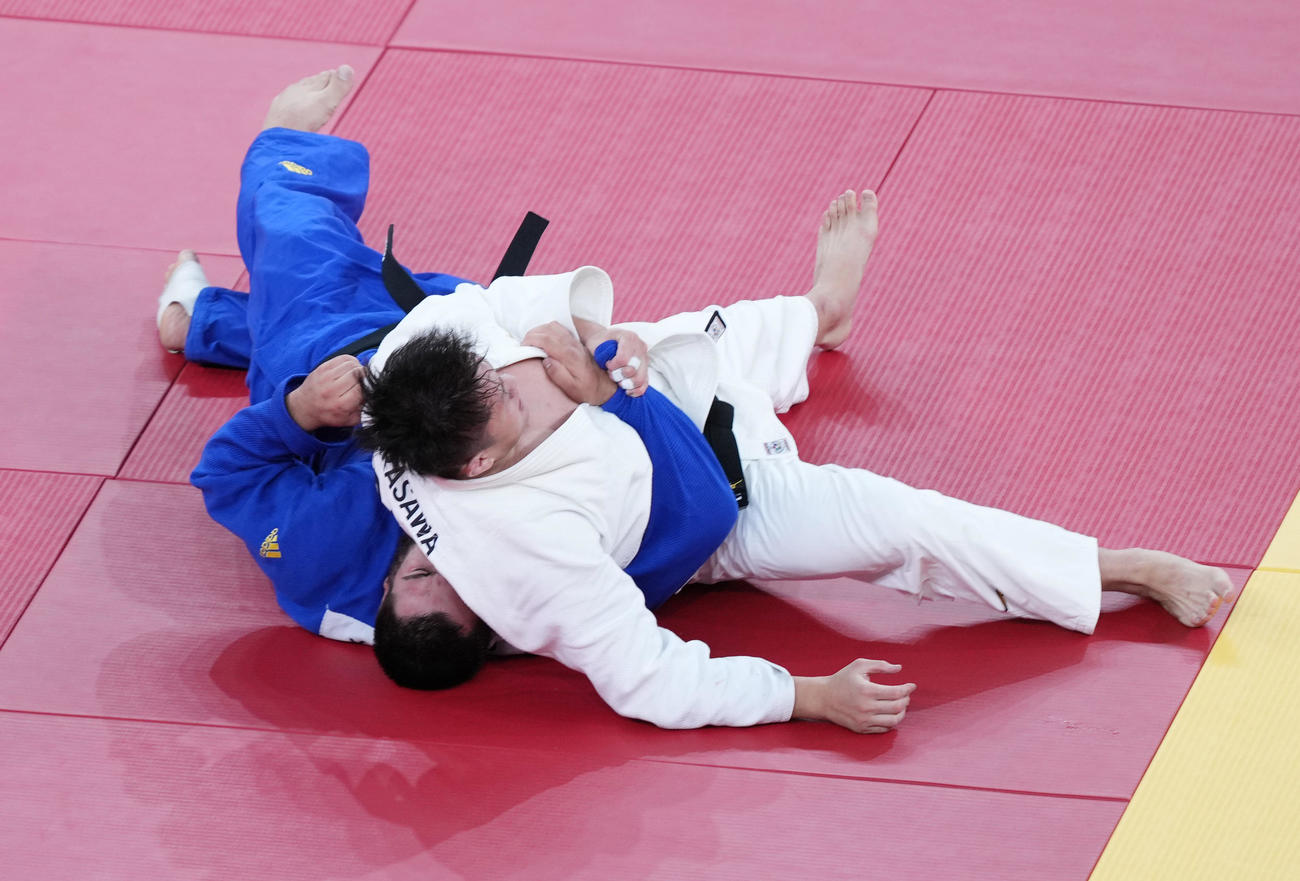 男子柔道100キロ超級準々決勝でハンモ（左）に内股で一本勝ちをする原沢