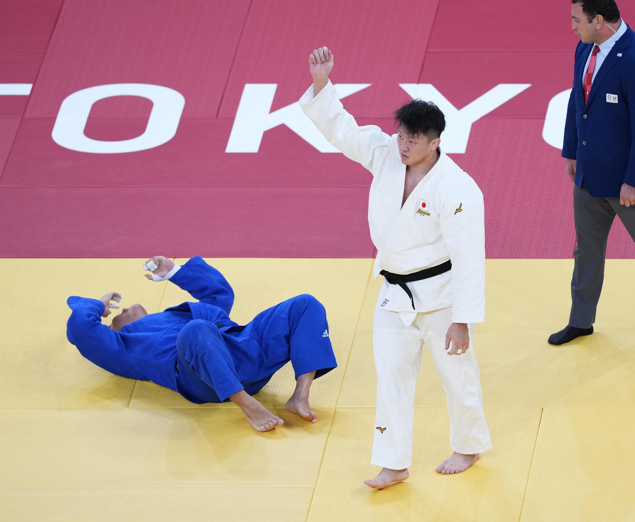 男子柔道100キロ超級2回戦で金（左）に勝利する原沢