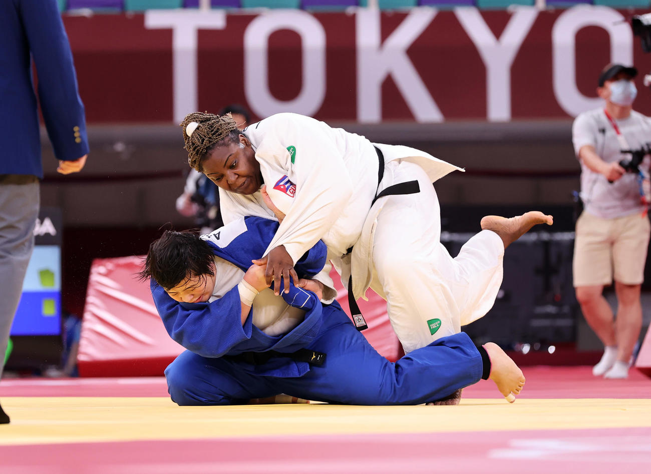 女子78キロ超級決勝　キューバのオルティス（右）を攻め込む素根（撮影・パオロ　ヌッチ）