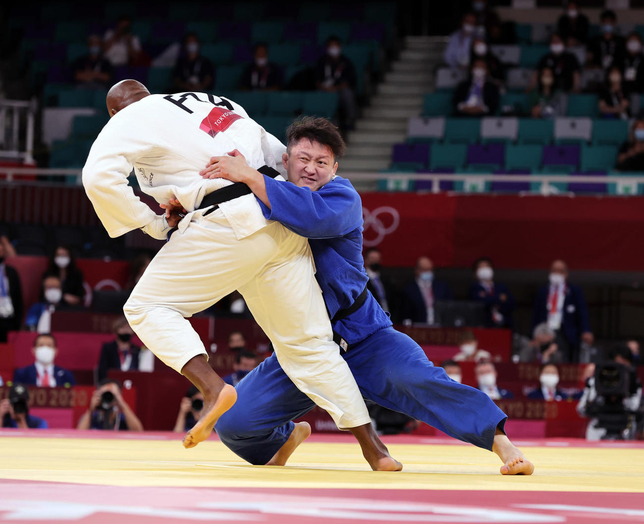 男子100キロ超級3位決定戦　フランスのリネール（左）を攻める原沢（撮影・パオロ　ヌッチ）