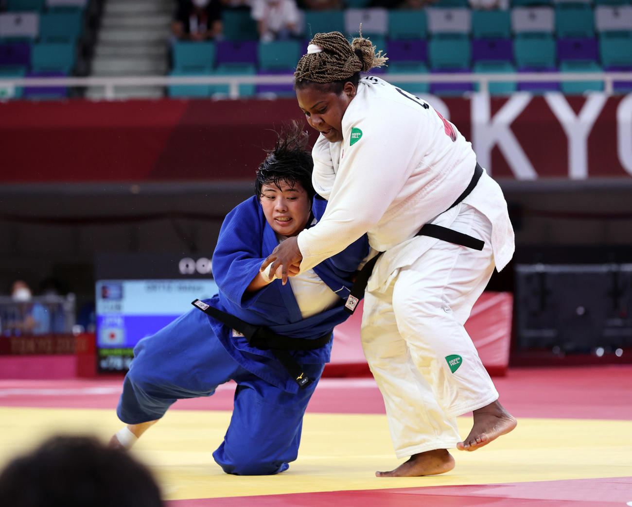 女子78キロ超級決勝　キューバのオルティス（右）を攻め込む素根（撮影・パオロ　ヌッチ）