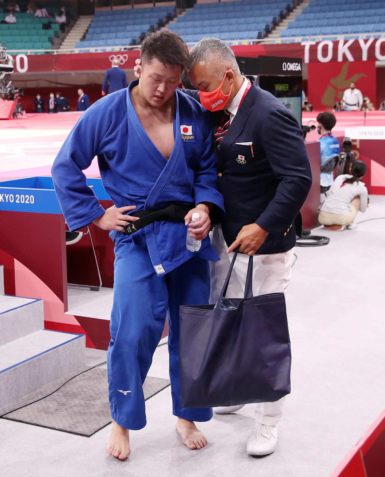 男子100キロ超級3位決定戦　フランスのリネールに敗れ、肩を落とす原沢（左）（撮影・パオロ　ヌッチ）